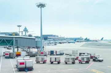 Cercles muraux Aéroport Transports de bagages par l& 39 aéroport de Changi