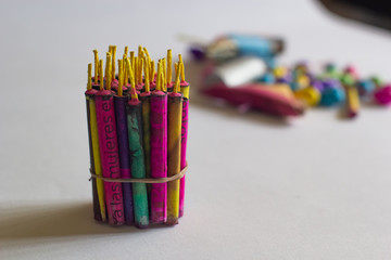 Obraz premium Colores brillantes de petardos mexicanos con fusibles de color rosa y amarillo