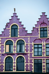 Häuser, die für die traditionelle Architektur der historischen Stadt Brügge repräsentativ sind