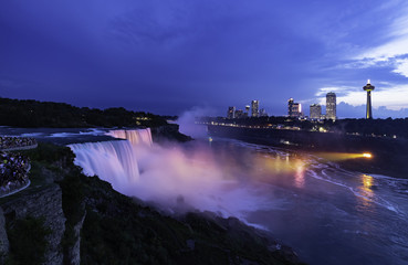 Fototapeta na wymiar Niagara Falls lit at night