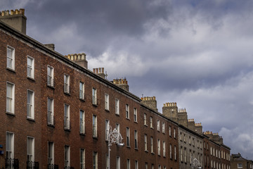 Fototapeta na wymiar Häuserreihe mit Schornsteinen in Dublin (irland)