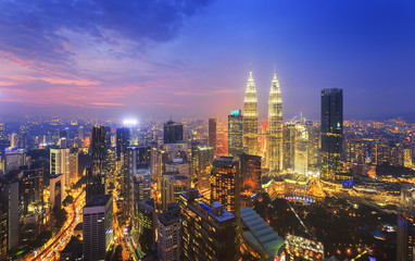 Stad van Kuala Lumpur bij de zonsondergang