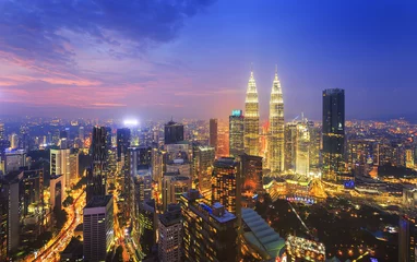 Fotobehang Kuala Lumpur Stad van Kuala Lumpur bij de zonsondergang