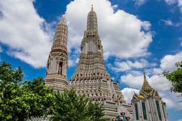 Fototapeta premium Bangkok: September 1, 2018, tourists, groups of people visit the beauty of (Wat Arun Ratchawararam Ratchawaramahawihan), which is close to Tha Tian Express Boat Pie, overlooking the Chao Phraya River 