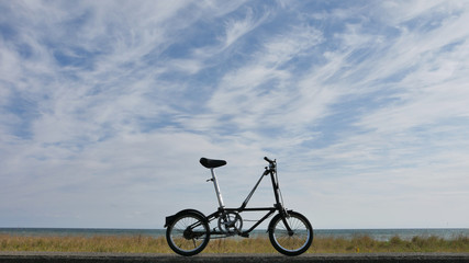 Fototapeta na wymiar 自転車と空と海
