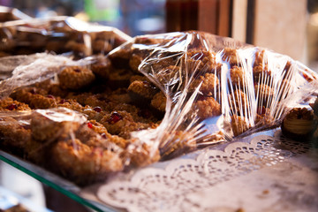 Marokkanische Kekse und Gebäck einer Bäckerei Auslage in Marrakesch Marokko 