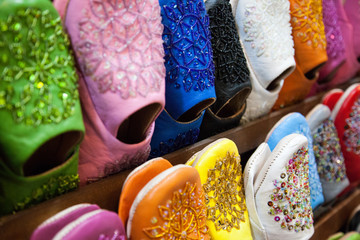 Marokkanische, bunte Leder Schuhe auf Markt in Marrakesch Marokko