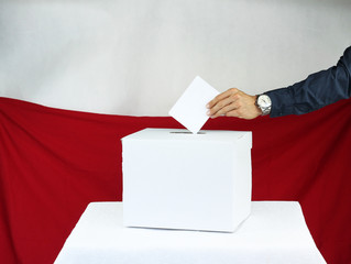 Mężczyzna oddający głos do urny wyborczej - obrazy, fototapety, plakaty