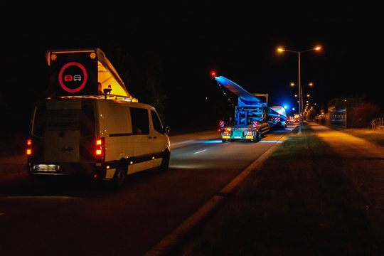 Ein Schwertransport mit Rotorbl&auml;ttern f&auml;hrt in der Nacht zur Autobahn