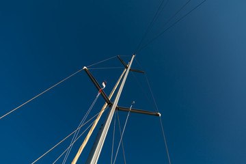 Obraz premium Detail of mast on sailing boat with blue sky in the background