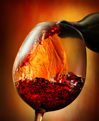 Naklejki  Czerwone wino na pomarańczowym tle