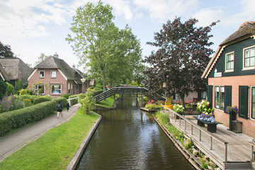Fototapeta na wymiar View on the canal in Giethoorn