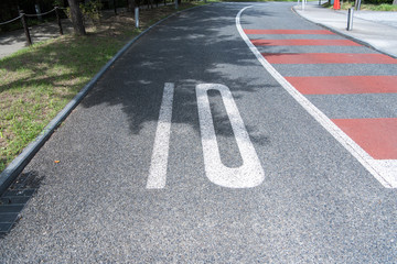 Obraz premium 道路の10キロ速度制限表示