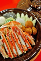 鍋料理./土鍋に入ったカニの鍋料理です.