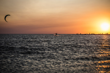 Obraz premium Windsurfing at sunset