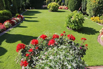 Gepflegte Gartenanlage mit Rasen und Blumen