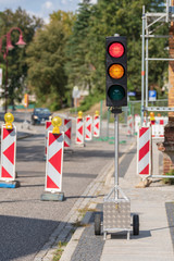 Baustellenampel zeigt Rot - Gelb