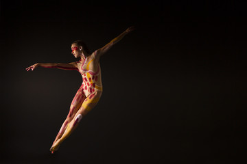 Fototapeta na wymiar Mujer joven haciendo danza contemporánea