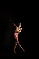 Mujer joven haciendo danza contemporánea