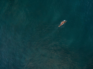 Obraz premium surfer canggu bali aerial shot paddle surf lonely surfergirl