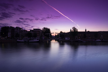 アムステルダムの朝焼けと飛行機雲