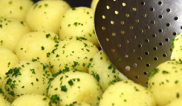 Leckere Kartoffelkl&ouml;&szlig;e mit Petersilie bestreut