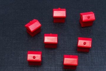 Czerwone domy na szarym tle widziane z góry © Michal45