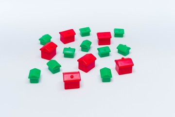 Czerwone i zielone domy na białym tle © Michal45