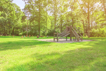 Kinderspielplatz im Wald