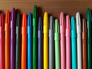 Pennarelli colorati sul banco di scuola