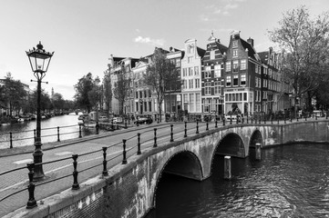 Fototapety  Piękny widok na słynne kanały światowego dziedzictwa UNESCO w Amsterdamie, Holandia, w czerni i bieli. Keizersgracht (Kanał Cesarski)