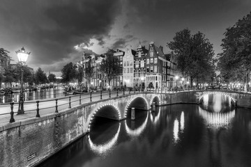 Obraz premium Piękny widok na słynne kanały światowego dziedzictwa UNESCO w Amsterdamie, w Holandii, w czerni i bieli. Keizersgracht (kanał Cesarzy)
