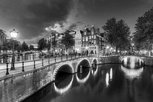 Fototapeta Beautiful view of the famous UNESCO world heritage canals of Amsterdam, the Netherlands, in black and white. Keizersgracht (Emperors canal)