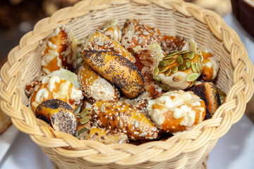 Korb mit Laugengebäck