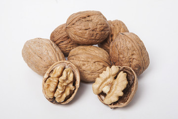 kırılmış ve bütün cevizler