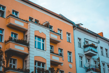 Fototapeta na wymiar orange and blue colored apartment house at germany
