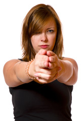 Junge Frau zielt