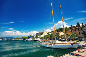 Le Grazie, Ligurie, Italie - vue sur le village et le port © Warpedgalerie