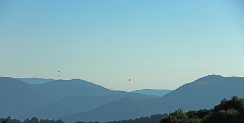 Gleitschirmflieger Paraglider im Sonnenuntergang in den Vogesen