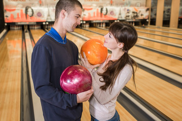 Fototapeta na wymiar smiling couple in bowling