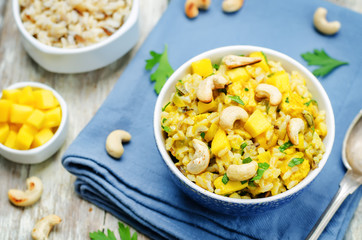Curry chicken rice with mango and parsley