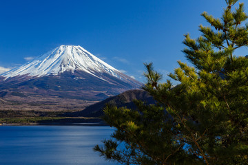 本栖湖と雪の富士山