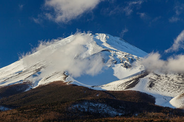 雲流れる冬の富士山