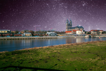 Magdeburg Skyline mit Elbe unter Sternenhimmel