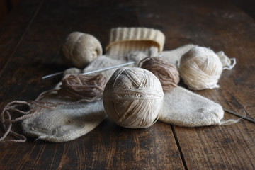 ovillos y calcetines de lana 