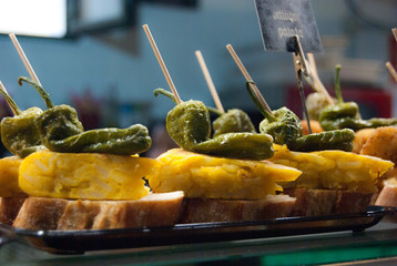 Skewers with green pepper and omelette on slices of bread