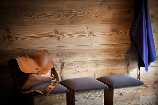 mur en  planches bois,besace tabouret velours comme &agrave; la maison naturel authentique 
