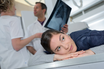 Obraz premium doctor looking at an x-ray picture