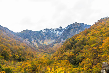 秋の谷川岳の風景