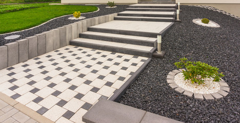 Vorgarten mit Außentreppe aus Fertigbetonteilen Betonpflaster Betonstelen - Front garden with external staircase made of prefabricated concrete parts Concrete paving Concrete paving Concrete stelae